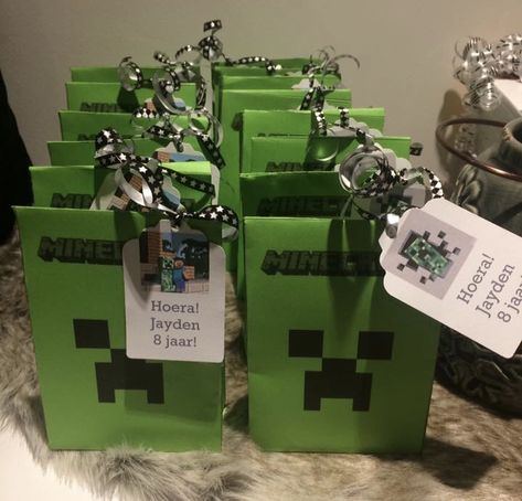 minecraft traktatie Van Minecraft, Pastel Minecraft, Minecraft Party Favors, Minecraft Party Decorations, Birthday Party Snacks, Birthday Souvenir, Minecraft Birthday Party, Minecraft Birthday, Minecraft Party