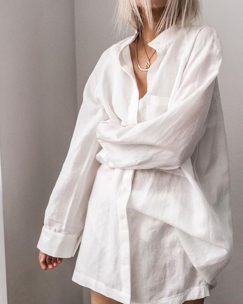 status:LUSSO on Instagram: “STYLE INSPIRATION  #weekendvibes  Back to Basics ~ White Shirt 📷 : #regram ..... #styleoftheday  #minimalstyle #minimalfashion #minimalism…” White Shirt Aesthetic, Capricorn Women, Shirt Aesthetic, Korean Fashion Women, Korean Aesthetic, Korean Street Fashion, White Aesthetic, White Shirts, Fashion Poses