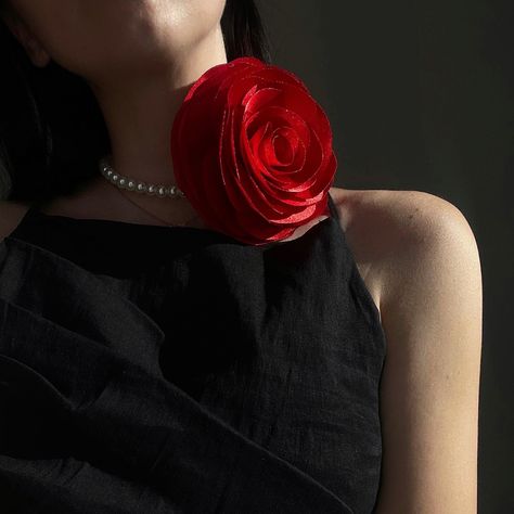 Red Rose Choker, Vestidos Color Vino, Rose Choker, Diy Hair Accessories Ribbon, Making Fabric Flowers, Crochet Brooch, Everyday Fashion Outfits, Fabric Flowers Diy, Neck Piece