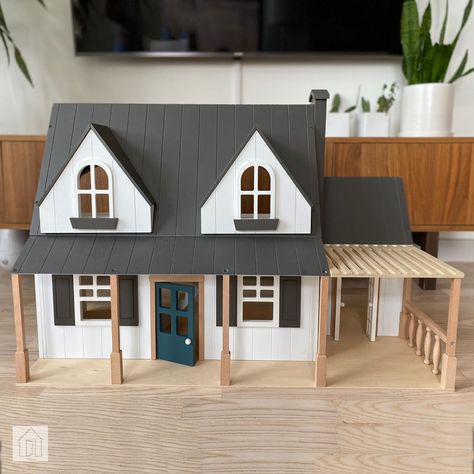 We tested the Hearth & Hand with Magnolia Toy Doll Farmhouse, designed by Joanna Gaines of HGTV’s Fixer Upper, to see if the dollhouse was kid-friendly as well as beautiful. Barn Makeover, Cabin Dollhouse, Magnolia Farmhouse, Popsicle Stick Houses, Hearth And Hand With Magnolia, Toy Barn, Hearth & Hand With Magnolia, Cottage Style House Plans, Four Rooms