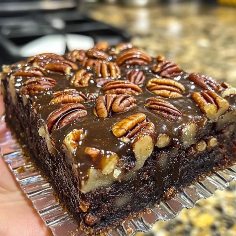 Rich and Decadent Pecan Pie Brownies Half Baked Harvest Pecan Pie Brownies, Brownie Pecan Pie Bars, Pecan Pie Cake Recipe Easy, Pecan Pie Brownies Recipe, Brownie Pecan Pie, Pecan Pie Cake Recipe, Chocolate Pecan Pie Bars, Thanksgiving Sweets, Pecan Pie Brownies