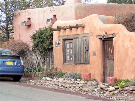 santa fe decor | Santa-Fe Pueblo style house | Flickr - Photo Sharing! Pueblo Style Homes, Pueblo Style House, Pueblo House, Pueblo Revival, Adobe Houses, Santa Fe Style Homes, Casa Hobbit, New Mexico Homes, Adobe Home