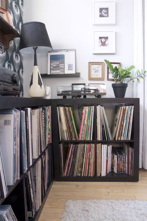 i love the corner EXPEDIT effect, i hadn't thought of it but this would be a great way to incorporate our existing vinyl collection into the office with room to expand. Lp Regal, Vinyl Record Room, Record Album Storage, Turntable Furniture, Dj Room, Home Music Rooms, Vinyl Room, Record Room, Album Storage