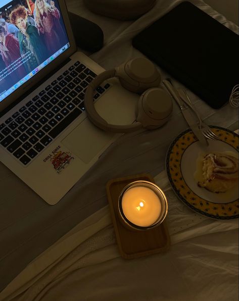 Night Baking Aesthetic, Bedtime Aesthetic Cozy Night, Room Movie Night, Aesthetic Cozy Room, Autumn Aesthetic Cozy, Fall Aesthetic Cozy, 23 Vision Board, Comfy Aesthetic, Room Movie