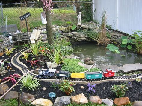 Toy Train around a pond (Garry and Sarah are going to go crazy when they see this!!) Garden Train, Small Backyard Ponds, Ponds For Small Gardens, Garden Trains, Garden Railroad, Garden Pond Design, Garden Railway, Backyard Garden Layout, Small Pond