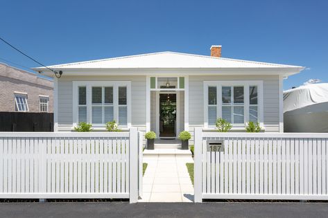 Bungalow House Exterior, Villa Renovation, Bungalow Extensions, Weatherboard House, Transitional Exterior, Bungalow Renovation, Bungalow Exterior, Exterior House Color, Large Deck