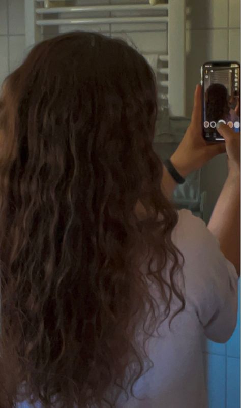 Crimped Brown Hair, Brown Crimped Hair, Frizzy Hair Aesthetic, Frizzy Brown Hair, Brown Messy Hair, Wavy Hair Women, Dark Wavy Hair, Catfish Photos, Frizzy Wavy Hair