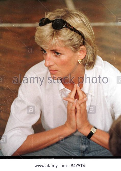 August 9, 1997: Diana, Princess of Wales visited Bosnia as part of her campaign to ban landmines. Princess Diana Fashion, Principe William, Princes Diana, Diana Fashion, Playing The Victim, Lady Diana Spencer, Cartier Tank, Alain Delon, Catherine Deneuve