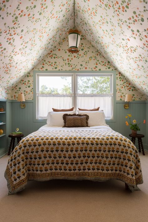 Hancock Park Residence – JZ Interiors Cape Cod Style Bedroom, Attic Bedroom Wallpaper, Wallpaper Attic Bedroom, New England Cottage Interiors, Kids Attic Bedrooms, Upstairs Addition, Bonus Room Bedroom, New England Cottage, Historic Cottage