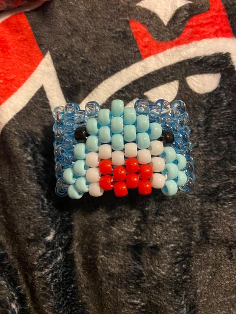 Kandy Bead Ideas, Shark Kandi Cuff, Kandi Fidget Toy, Simple Kandi Cuff Patterns, Shark Kandi Pattern, Kandi Octopus Tutorial, Flower Cuff Kandi, Beaded Things To Make, Kandi Jellyfish Tutorial