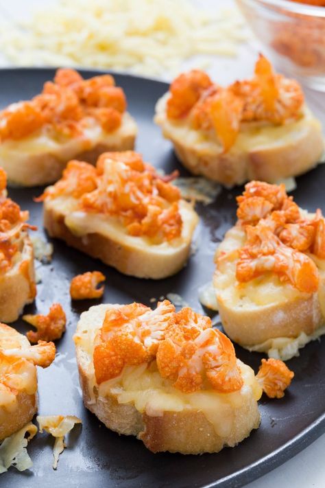 Cheesy Buffalo CauliflowerDelish Crostini Toppings, Last Minute Appetizer, Hors Doeuvres, Crostini Recipes, Fingerfood Party, Christmas Recipes Appetizers, Buffalo Cauliflower, Appetizer Bites, Thanksgiving Appetizers