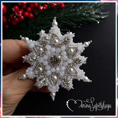 Christmas Jewelry - Discovered what you are searching for? Act now while there's still time - Click to visit. Christmas Bead Embroidery, Inexpensive Jewelry, Holiday Beading, Christmas Brooch, Beaded Snowflakes, Brooch Diy, Vintage Jewelry Art, Bangles Design, Christmas Bead