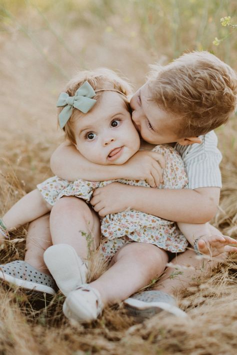 Mother's Day Gifts From Kids, Fam Photos, Kids Falling, Gifts From Kids, Family Photoshoot Poses, Family Photo Ideas, Baby Fotografie, Family Portrait Poses, Sibling Photos