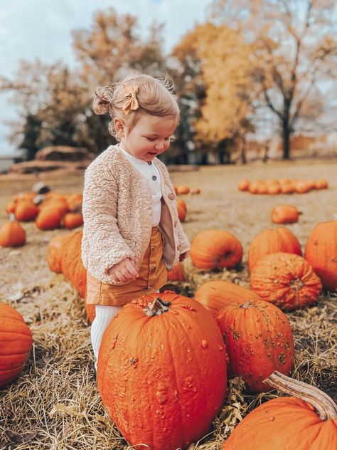 Photoshoot Orange, Toddler Fall Outfits, Pumpkin Patch Kids, Fall Baby Pictures, Pumpkin Patch Photoshoot, Pumpkin Patch Pictures, Toddler Pictures, Girls Fall Fashion, Toddler Photoshoot