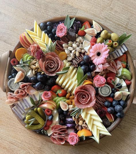 Charcuterie Board Circular, Fairy Charcuterie Board, Gracing Table, Rainbow Charcuterie Board, Party Macarons, Charcuterie Party, Charcuterie Board Meats, Meat Trays, Charcuterie Plate