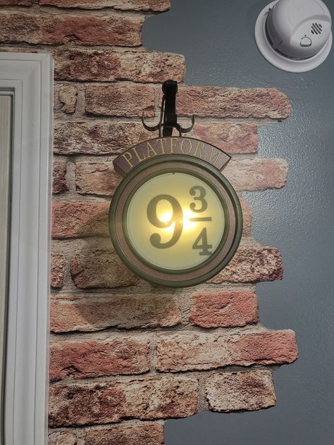 Serotonin Decor, Harry Potter Nursery Ideas, Harry Potter Room Decor Bedroom Ideas, Hogwarts Decorations, Harry Potter Living Room, Hogwarts Bedroom, Hogwarts Interior, Harry Potter Themed Bedroom, Harry Potter Weekend