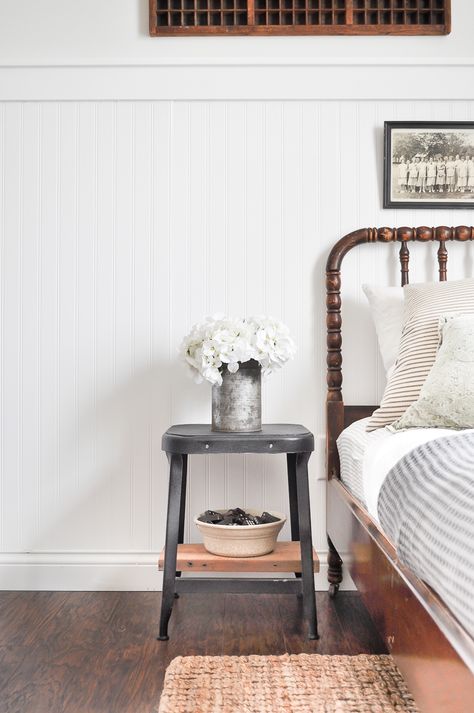 This DIY guest bedroom makeover from Ashley, of Little Glass Jar, is bursting with farmhouse charm. Ashley paired antique furniture and a beadboard wall with the neutral hue of Shiplap and True White from the Magnolia Home by Joanna Gaines™ Paint collection. Read her full article to learn more. Vintage Guest Bedroom, Simple Farmhouse Bedroom, Magnolia Homes Paint, Farmhouse Bedroom Furniture, Diy Craft Home Decor, Magnolia Paint, Farmhouse Bedroom Decor Ideas, Guest Bedroom Makeover, Home Decor Tips And Tricks