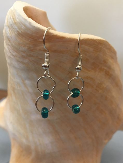 Simple Bead Earrings Diy, Funky Jewelry Earrings, Handmade Earing Design, Homemade Bead Earrings, Ear Rings Handmade, Homemade Earrings Ideas Diy Jewelry, Bead Wire Earrings, Earing Ideas Beads, Beading Earrings Diy