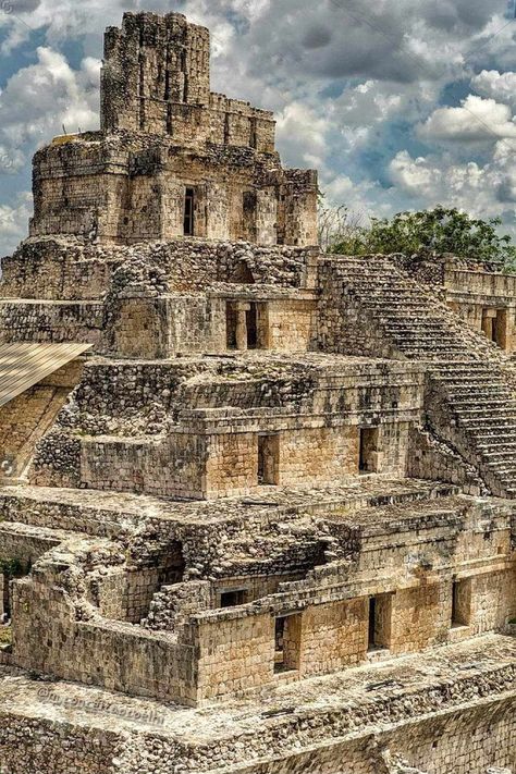 Earth Ancients | The most unique Mayan five stories temple in Edzna, Mexico. Mayan Architecture, Mayan Temple, Crazy Houses, Mayan Culture, American Architecture, Mystery Of History, Mayan Ruins, Ancient Cities, Tulum