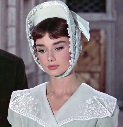 Aubrey Hepburn, Audrey Hepburn Photos, Audrey Hepburn Style, Yoga Facial, Beauty Icons, Classic Beauty, Audrey Hepburn, Makeup Inspo, Old Hollywood