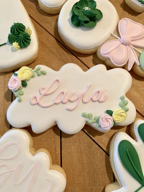 Cookies With Names Royal Icing, Name Royal Icing Cookies, Name Cookies Decorated, Name Cookies, Wedding Cookies Decorated, Purple Cookies, Tea Party Cookies, Flower Sugar Cookies, Icing Transfers