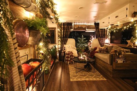 See how these tiny home dwellers decorated for the holidays in this cozy RV Christmas Tour #mycamperchristmas #RVtour Rv Christmas, Renovated Rv, Casas Country, Rv Holiday, Backyard Cottage, Rv Renovation, Rv Homes, Rv Renovations, Christmas Tours