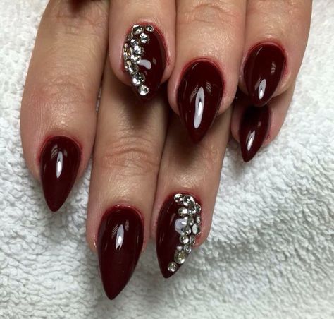 Dark red with rhinestones stiletto nails. Jewel Nail Designs Rhinestones, Red Stiletto Nails, Deep Red Nails, Stiletto Nails Short, Fall Acrylic, Dark Red Nails, Brown Nails Design, Nails 2017, Glitter Manicure