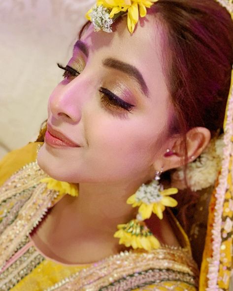 Sanam Chaudhry, Asian Culture, Indian Bridal Fashion, Fashion Design Dress, Female Celebrities, Pakistani Actress, Indian Bridal, On Set, Celebrities Female