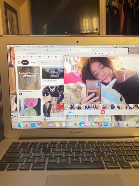 Old Macbook Aesthetic, Computer Layout, Laptop Aesthetic, Dork Diaries, Flower Therapy, Macbook Wallpaper, Foto Ideas Instagram, Studying Inspo, Ipad Wallpaper