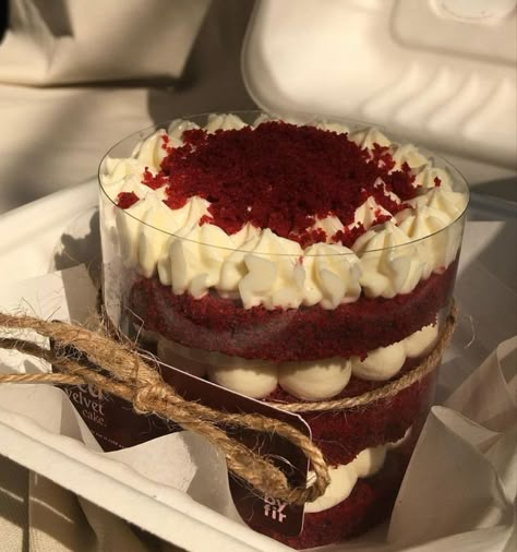 Red Velvet Cheesecake Aesthetic, Red Desserts Aesthetic, Red Velvet Cake Aesthetic Korean, Red Velvet Aesthetic Cake, Red Dessert Aesthetic, Red Velvet Strawberry Cake, Cute Red Velvet Cake, Velvet Cake Aesthetic, Redvelvet Cake Recipe