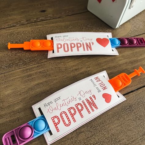 Pop It Valentine, Men Baby Shower Games, Valentines Toppers, Clothes Pin Games, Valentinstag Party, Class Valentines, Valentine Gifts For Kids, Valentine Tags, Classroom Valentine