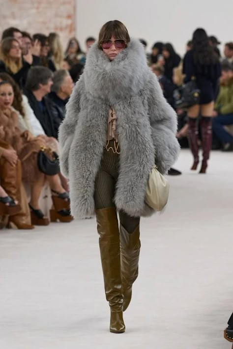 Chloé 2024-25 AUTUMN WINTER_028｜Chloé（クロエ）／2024-25 AUTUMN WINTER | COLLECTION | otona MUSE Aw 2024, Chloe Fashion, Winter 2025, Grey Fur, Boho Fall, Winter Outfits For Work, Trends 2024, Fall Winter 2024, Winter Trends