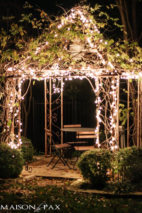 arbor with Christmas lights and a bistro table and chairs Garden Rocks Ideas, Fairy Lights Decoration, Garden Fairy Lights, Twinkling Christmas Lights, Bistro Table And Chairs, Christmas Party Snacks, Christmas Desserts Party, Fairy Lights Garden, Fairy Lights Decor