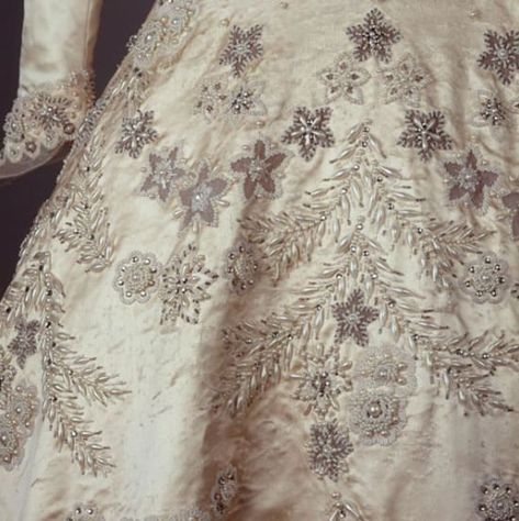 15 Hidden Details On Queen Elizabeth’s Wedding Dress You Didn’t Know About – Page 6 – Fame10 Elizabeth Wedding Dress, Coronation Dresses, Queen Elizabeth Wedding, Coronation Gown, Bohemian Style Gown, Royal Gowns, Norman Hartnell, Queen Wedding Dress, Queens Wedding