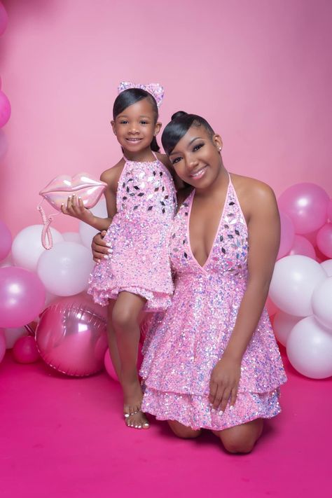 Pink Mommy And Me Photo Shoot, Mommy And Me Barbie Photoshoot, Mom And Daughter Valentines Photos, Mommy And Daughter Photo Shoot Black, Mommy Daughter Photography, Mommy Daughter Photoshoot, Creative Halloween Costumes Diy, Mommy Daughter Pictures, Mommy Daughter Photos