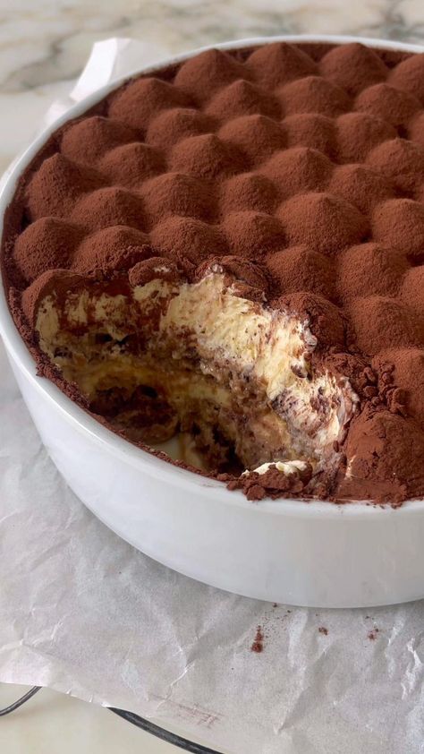 Classic Tiramisu Recipe, Classic Tiramisu, Easy Tiramisu Recipe, Broma Bakery, Tiramisu Recipe, Sweet Dishes Recipes, Easy Baking Recipes Desserts, Sweet Snacks Recipes, Delicious Snacks Recipes