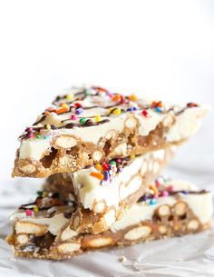 Pretzel Bark Candy - The epitome of sweet and salty. If you like saltine toffee, you'll LOVE this! Bark Candy, Pretzel Bark, Saltine Toffee, Brown Eyed Baker, Candy Brown, Toffee Candy, Candy Bark, Salty Treats, Bark Recipe