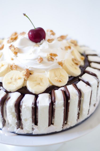 Banana Split Cake recipe Easy Ice Cream Sandwiches, Banana Split Ice Cream, Banana Split Cake, Split Cake, Ice Cream Sandwich Cake, Dessert Original, Easy Ice Cream, Sandwich Cake, Fudge Sauce