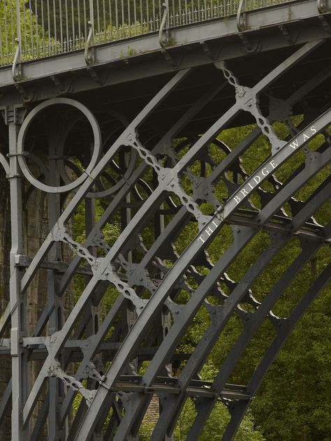 Iron Bridge detail #IronBridge #RiverSevern Landmark Trust #IronWork #IronMongery #History #CoolBridge #IndustrialAge #VictorianBritain http://www.landmarktrust.org.uk/search-and-book/properties/iron-bridge-house-8709 Truss Bridge Design, Bridge Structure Design, Bridge Construction Engineering, Steel Bridge Structure, Iron Bridge, Art Homework, Bridge House, River Severn, Cooper River Bridge