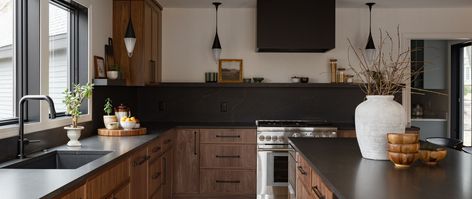 The Elegant Versatility of Black Quartz Countertops Beachy Kitchen Ideas, Black Quartz Countertops, Coastal Style Kitchen, Kitchen Vibes, Cambria Countertops, Fireplace Furniture, Soapstone Countertops, Dark Countertops, Black Countertops