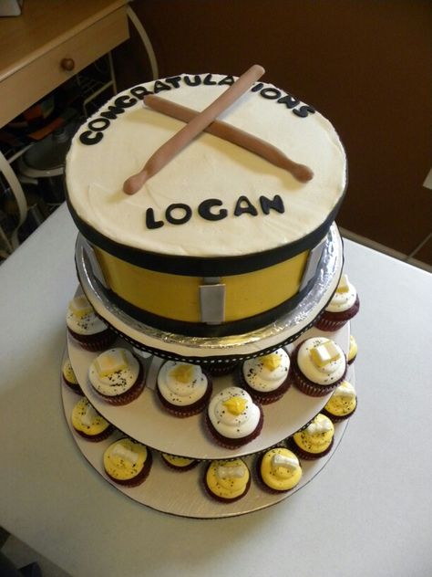 Drum marching band cupcakes and graduation cake https://www.facebook.com/pages/Frosting-on-Top-Bake-Shop/210450185652026 Drum Party, High School Marching Band, Music Cakes, Drum Cake, Concert Band, Jazz Band, Band Humor, Bake Shop, Graduation Cakes