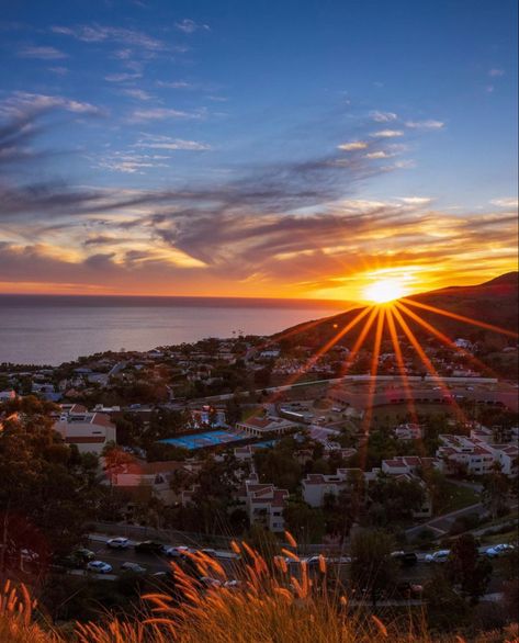 Pepperdine University Dorm, Pepperdine University Aesthetic, Pepperdine Aesthetic, Malibu California Aesthetic, Cali Aesthetic, College Goals, Dark Glamour, Pepperdine University, California College