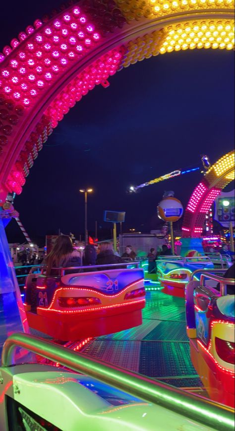 Uk Fair Aesthetic, Theme Park Aesthetic, Disco Roller Skating, Fair Aesthetic, Carnival Lights, Night Landscape Photography, Fair Rides, Festival Aesthetic, Summer Fair