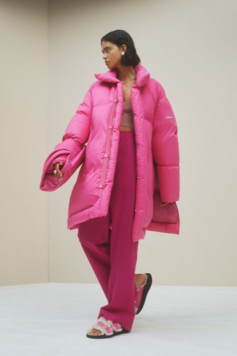 These Fashion Month Trends Are The Perfect Mix Of Comfort & High Fashion #refinery29 https://www.refinery29.com/en-us/2021/02/10316482/fashion-month-trends-fall-winter-2021#slide-6 Oversized Puffer, Autumn 2022, Pink Coat, Japanese Denim, Big Fashion, High Class, Dress Cuts, Style Chic, Fashion Killa