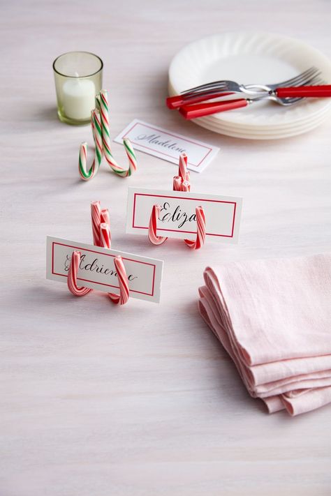 candy cane place cards christmas table decorations Table Decorations For Christmas, Diy Place Settings, Christmas Table Decorations Diy, Christmas Card Display, Diy Christmas Table, Christmas Place Cards, Decorations For Christmas, Easy Holidays Crafts, Festive Centerpieces