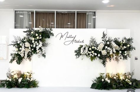 Wedding Hall Decorations Simple, Backdrop Wedding Simple, Reception Lighting, Wedding Mint, Wedding Reception Lighting, Wedding Hall Decorations, Minimalist Wedding Decor, Wedding Planning Decor, Wedding Backdrop Design