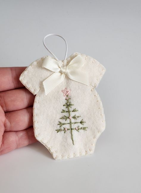 baby Free pattern for felt onesie ornament - Google Search Embroidery Christmas Ornaments, Embroidered Onesie, Felt Ornaments Patterns, Baby Christmas Ornaments, Embroidery Christmas, Baby Embroidery, Felt Baby, Felt Garland, Baby First Christmas Ornament