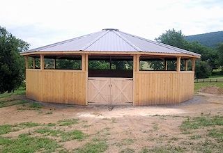 Diy Round Pen, Miniature Horse Barn, Round Pens For Horses, Horse Pens, Horse Farm Ideas, Diy Horse Barn, Garage Designs, Barn Stalls, Horse Barn Designs