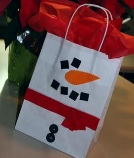 Super Simple Snowman Gift Bag~ All you need is a plain white bag, some scrap paper, paper punches (or scissors) and a few buttons. Easy Wrap, Snowman Gifts, Paper Christmas Tree, Christmas School, Preschool Christmas, Christmas Classroom, Snowman Crafts, Christmas Gift Bags, Christmas Crafts For Kids