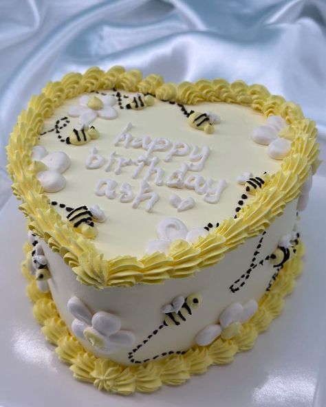 Love pretty flowers? Thank a bee. 🐝 🌼 #retrocake #viralcake #miilkcakestudio #melbournecakes #beecake #honeycake Bee Cake Ideas 1st Birthdays, First Bee Day Cake, Bumble Bee Birthday Cake, Bumblebee Cake, Elsa Birthday Cake, Grandmas Birthday, Bee Birthday Cake, Bumble Bee Cake, Bee Cake